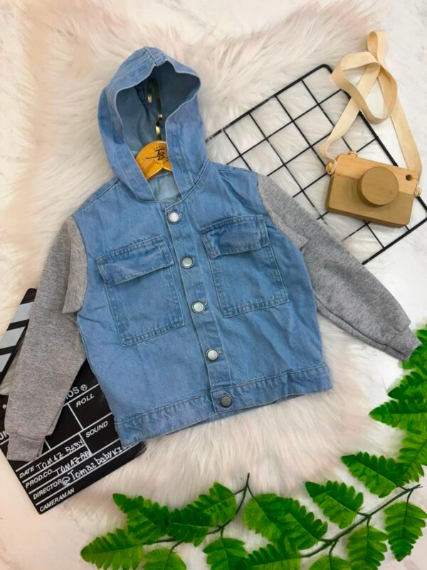 Jaqueta Jeans Infantil com Mangas de Moletom e Capuz