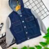 Jaqueta Jeans Infantil com Mangas de Moletom e Capuz