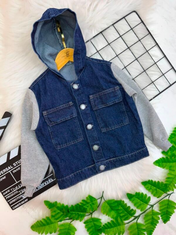 Jaqueta Jeans Infantil com Mangas de Moletom e Capuz