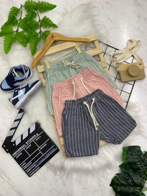 WhatsApp Image 2026-08-03 at 12.00.20 Kit 2 Bermudas Infantis Listradas – Cores Sortidas