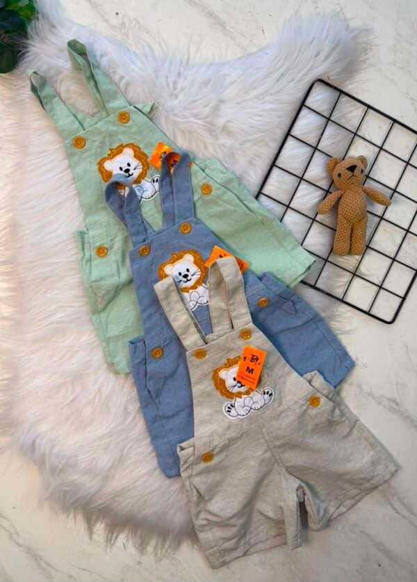 WhatsApp Image 2026-08-19 at 13.18.11 (1) Jardineira Infantil Masculina em Linho – Estampas
